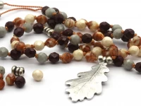 Colar com contas facetadas, nós e pendente folha