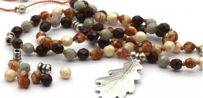 Colar com contas facetadas, nós e pendente folha