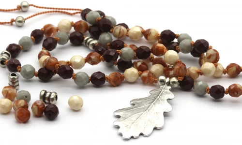 Colar com contas facetadas, nós e pendente folha