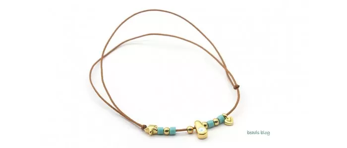 Colar amuletos dourados